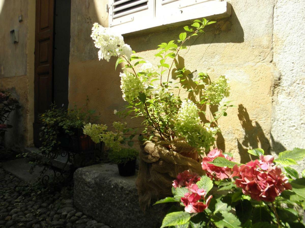 Al Vicolo Del Gallo Hotel Varallo Exterior foto